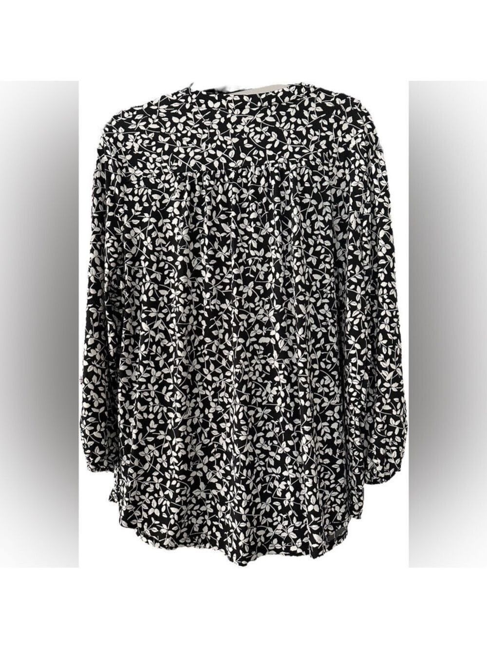 Vince Camuto B & W Leaf Print V Neck Long Sleeve Tunic - Picture 4 of 9